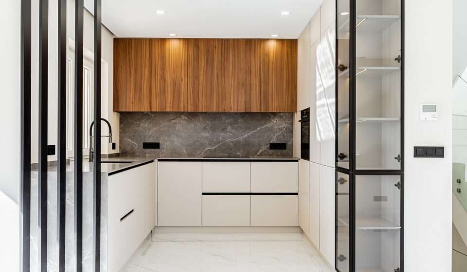 kitchen, modern, marble, wooden, cabinets, luxury, design, costa blanca, premium, finish, minimalist, contemporary, stylish, home, spanish, property, white, elegant, details, bright, lifestyle, sleek, surface, apartment