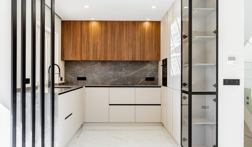 kitchen, modern, marble, wooden, cabinets, luxury, design, costa blanca, premium, finish, minimalist, contemporary, stylish, home, spanish, property, white, elegant, details, bright, lifestyle, sleek, surface, apartment