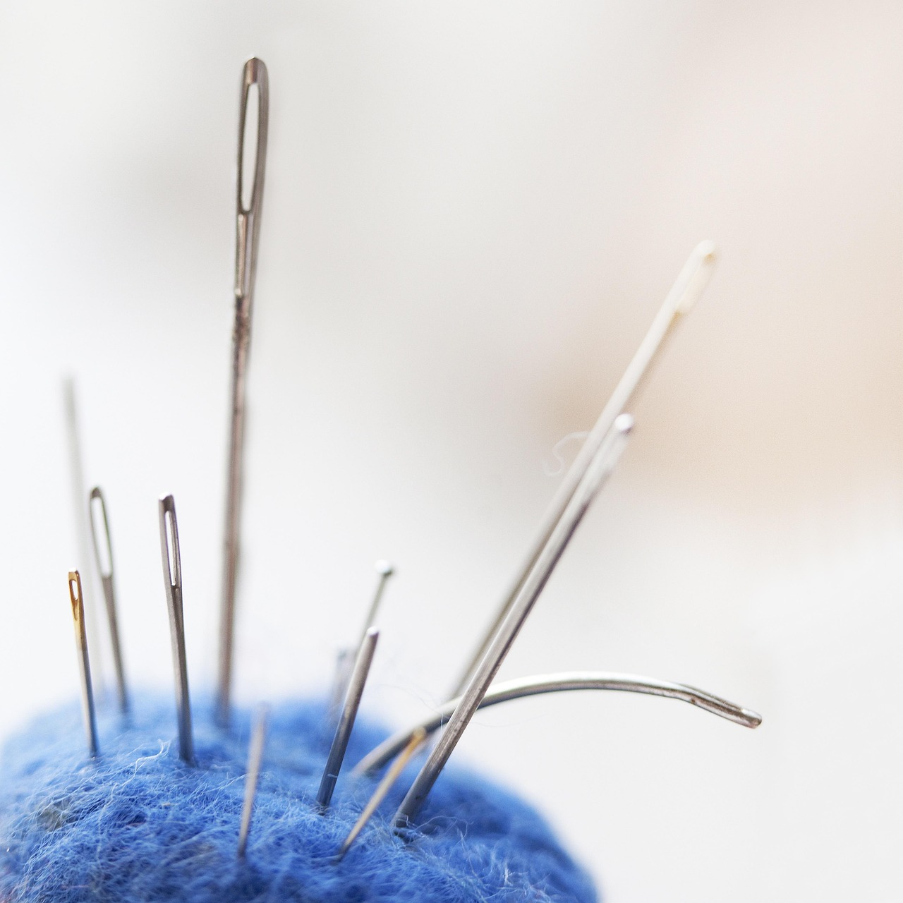 sew, needle, wire, eye, blue, sewing thread, naainaald, crooked, textile, yarn, hobby, useful, manual work, needlework, embroider, embroidery needle, embroidery thread, embroidery, needle, needle, needle, needle, needle, embroidery
